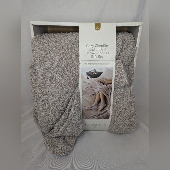 NWT Threshold Cozy Chenille End of Bed Throw & Socks Gift Set - Picture 1 of 6